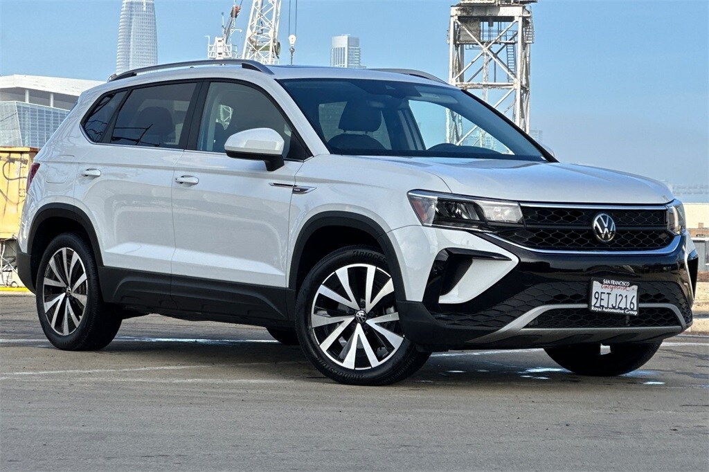 2023 Volkswagen Taos SE photo 2
