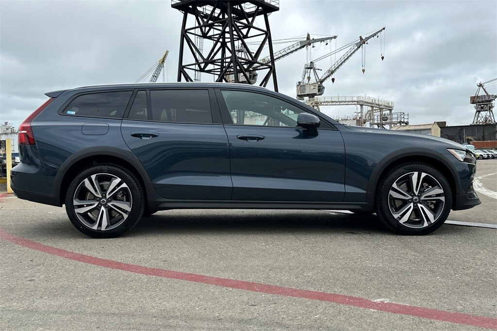 2026 Volvo V60 Cross Country B5 Plus photo 3