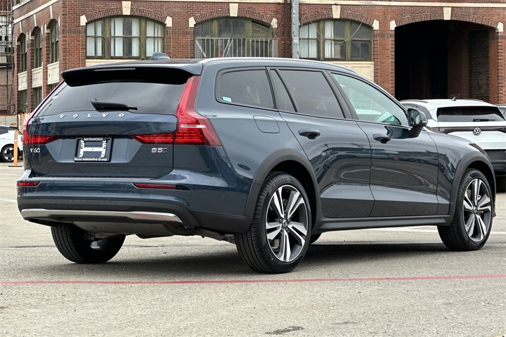 2026 Volvo V60 Cross Country B5 Plus photo 4