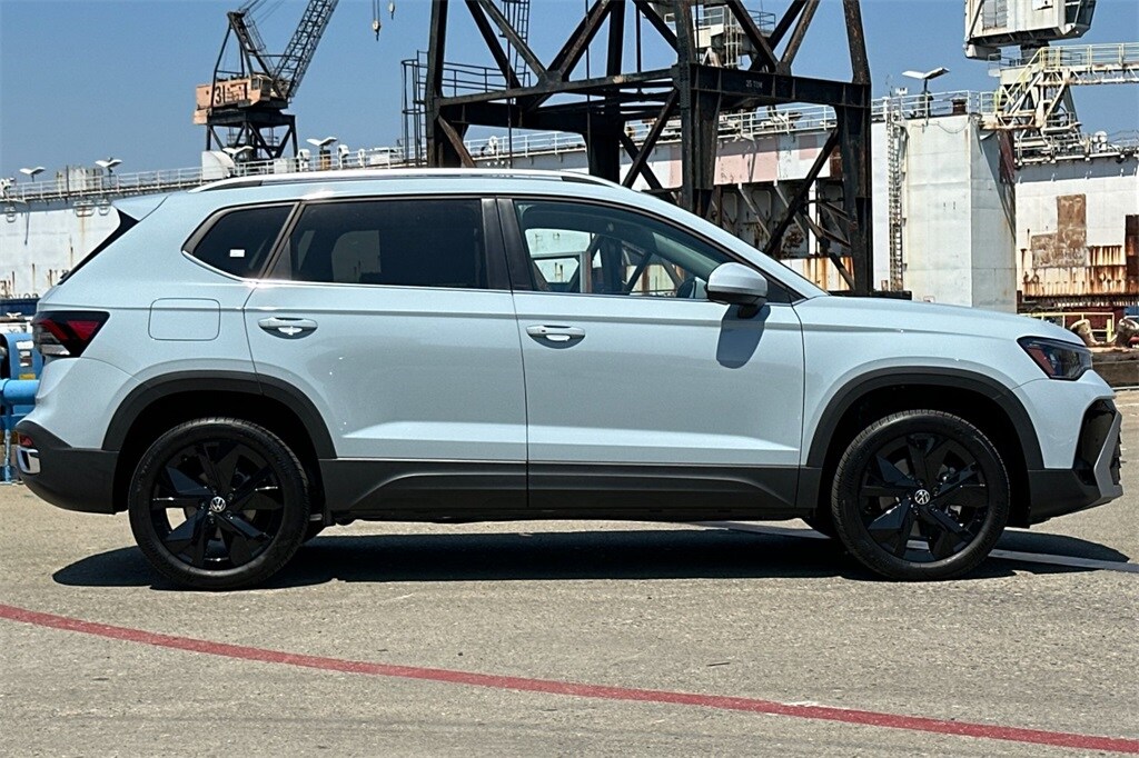 2025 Volkswagen Taos SE photo 3