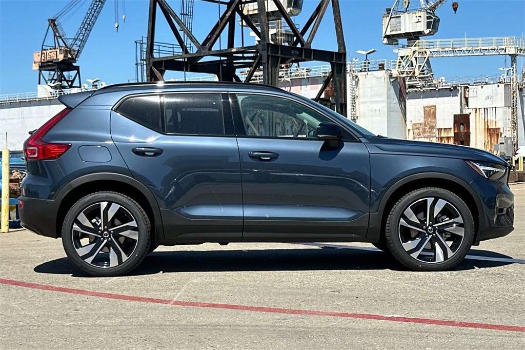 2026 Volvo XC40 photo 3