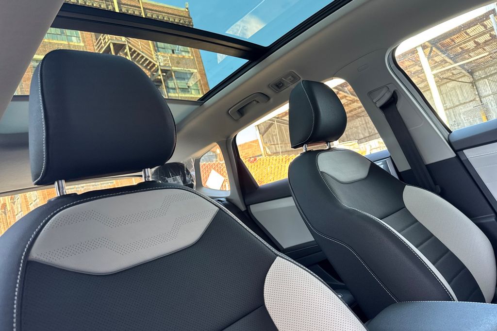 2025 Volkswagen Taos SEL - Photo 13