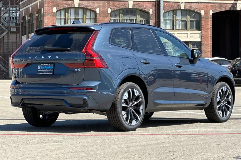 2026 Volvo XC60 B5 Plus photo 4