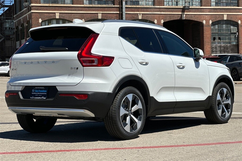 2025 Volvo XC40 Plus photo 4
