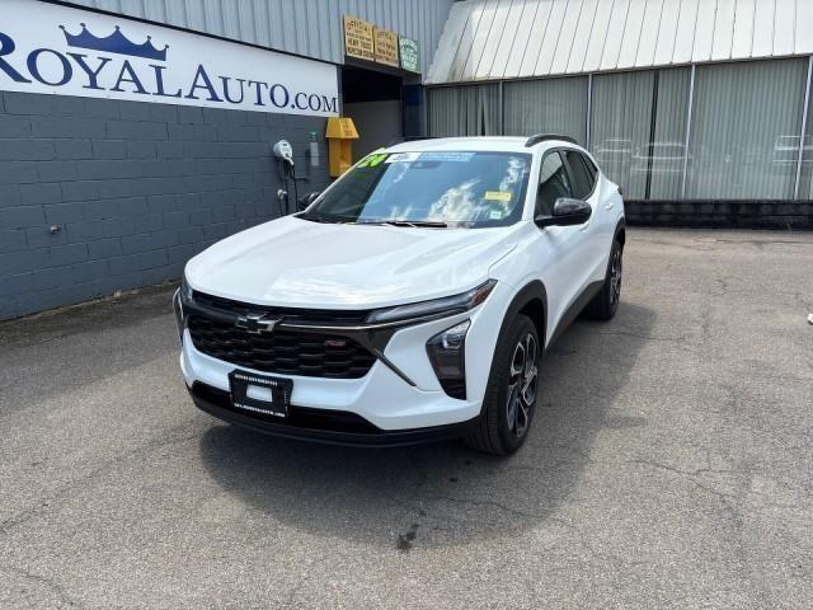 2024 Chevrolet Trax photo 2