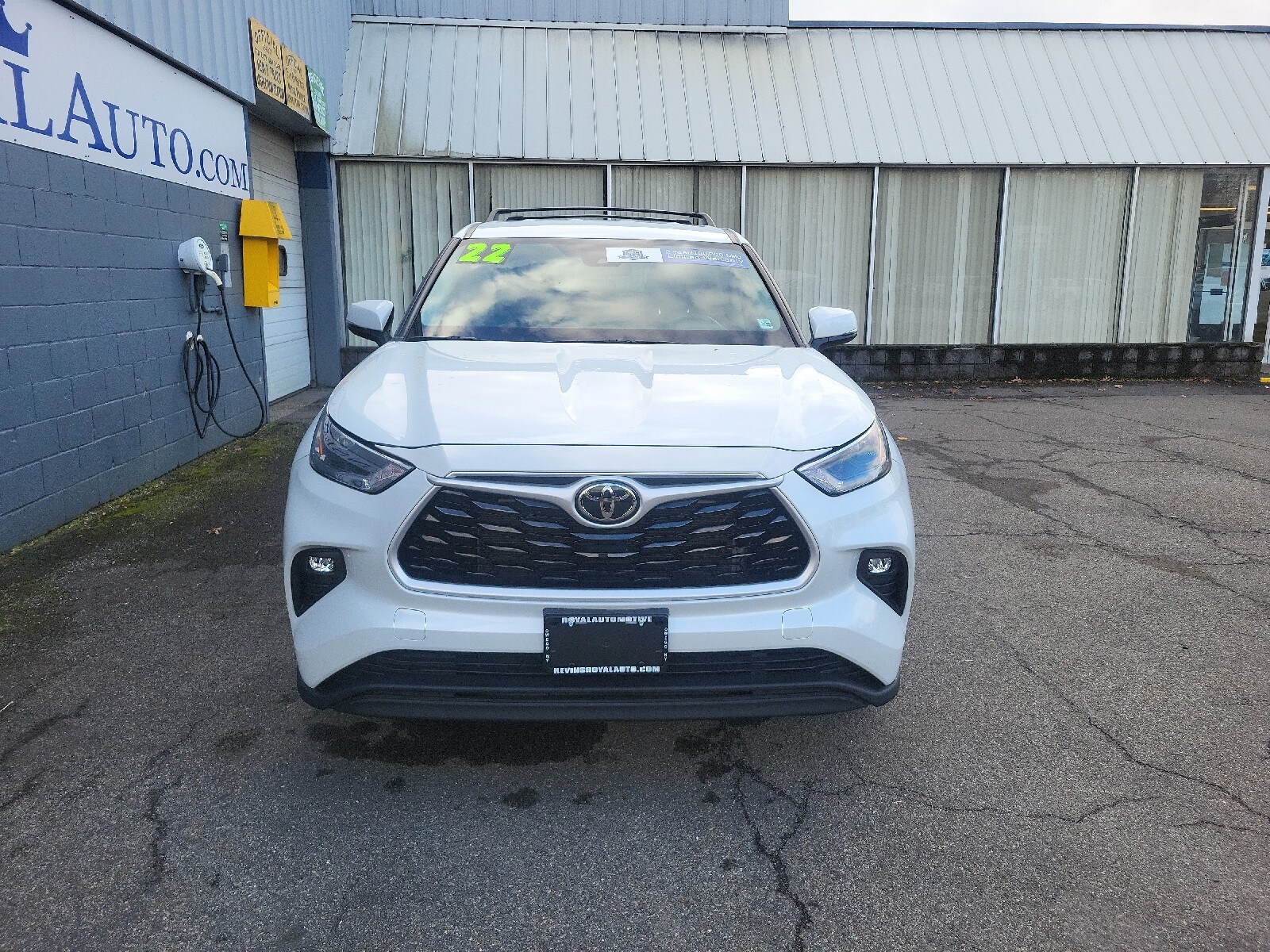 2022 Toyota Highlander LE photo 3