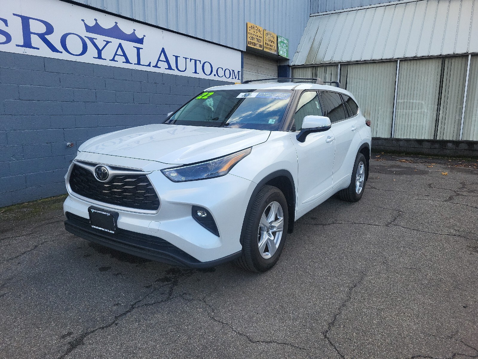 2022 Toyota Highlander LE photo 2