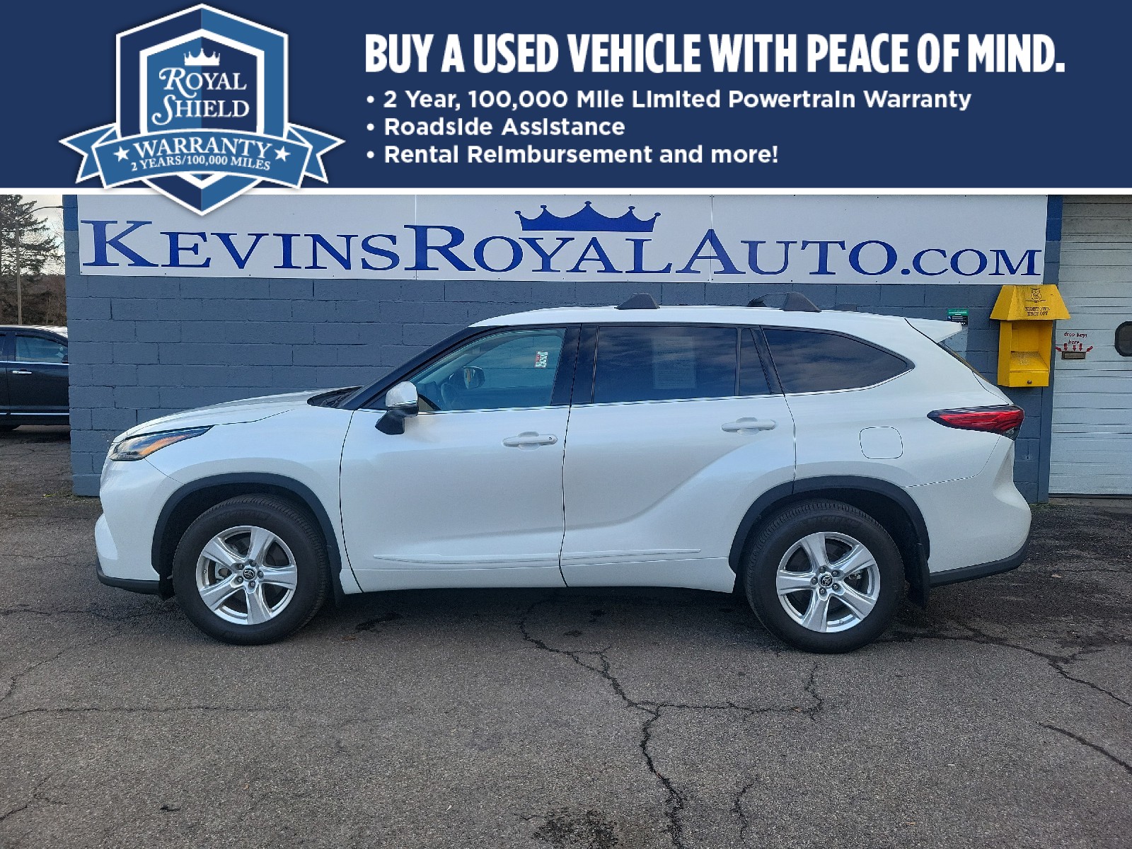 2022 Toyota Highlander LE's photo