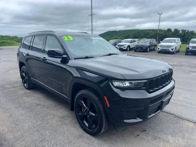 2023 Jeep Grand Cherokee Altitude photo 3