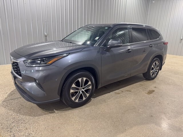 2021 Toyota Highlander XLE photo 3