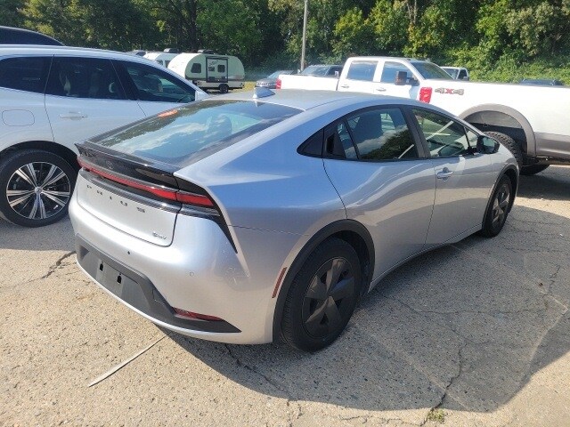 2024 Toyota Prius LE photo 2