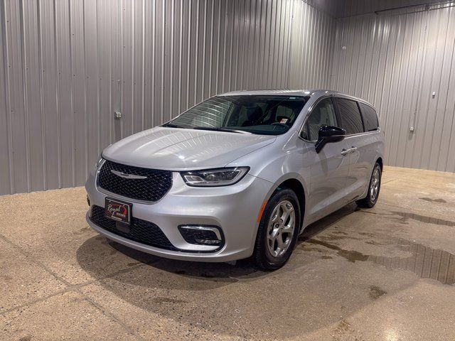 2024 Chrysler Pacifica Limited's photo