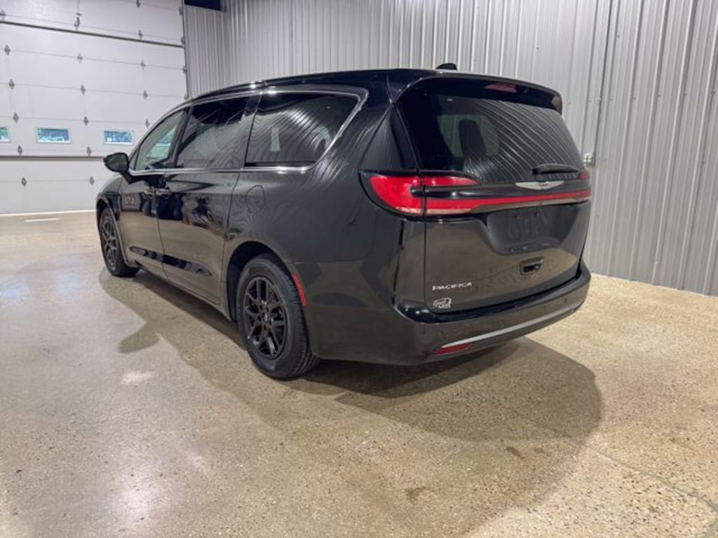 Used 2024 Chrysler Pacifica Touring L Minivan/Van