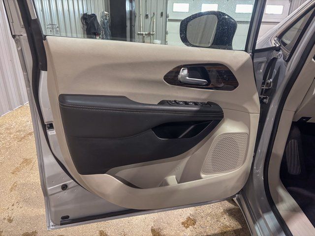 2024 Chrysler Pacifica Limited - Photo 10