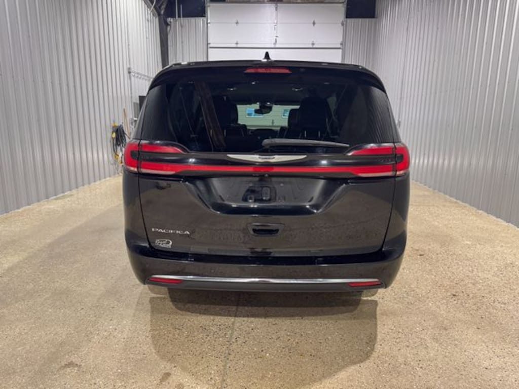 Used 2024 Chrysler Pacifica Touring L Minivan/Van