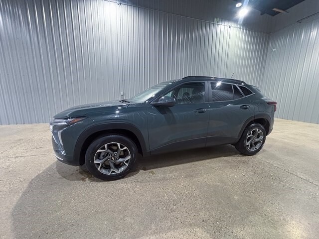 2025 Chevrolet Trax LT photo 2