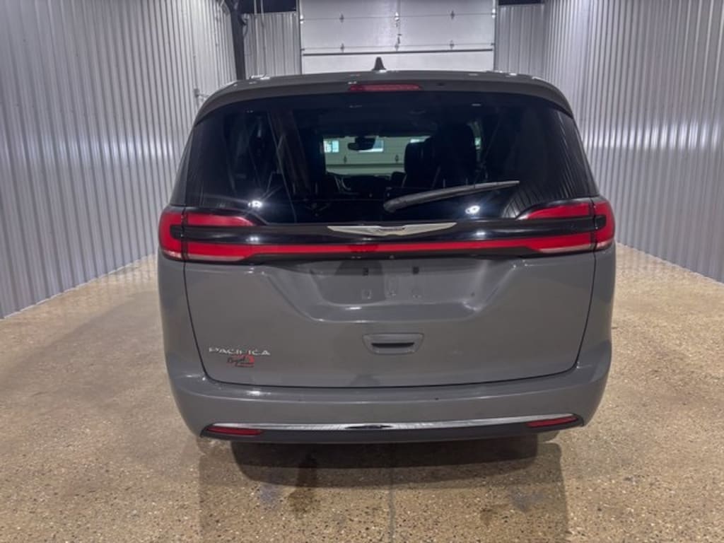 Used 2022 Chrysler Pacifica Touring L Minivan/Van