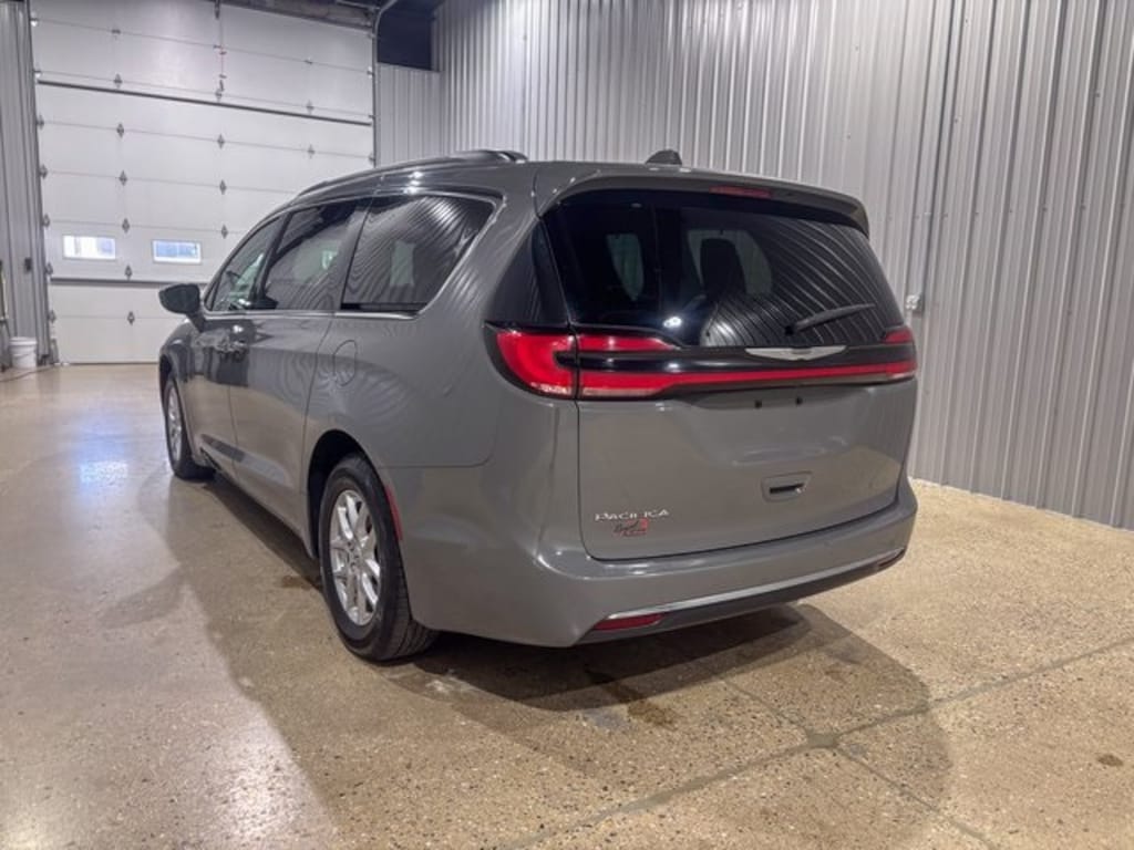 Used 2022 Chrysler Pacifica Touring L Minivan/Van