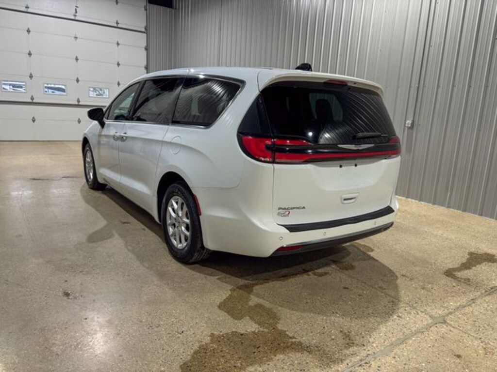Used 2023 Chrysler Pacifica Touring Minivan/Van