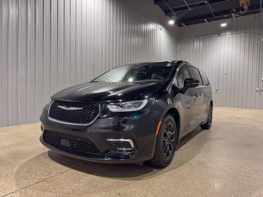 Used 2024 Chrysler Pacifica Touring L Minivan/Van