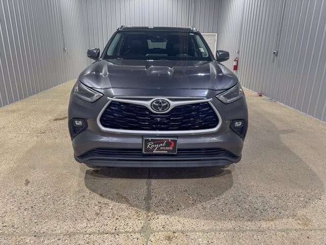 2021 Toyota Highlander XLE photo 2
