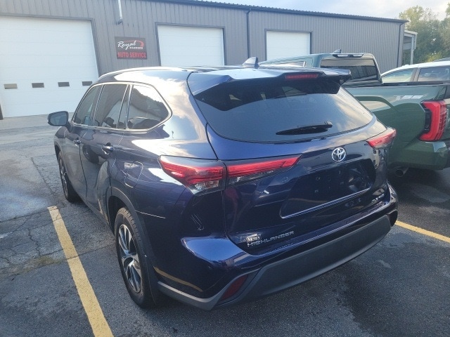 Used 2021 Toyota Highlander XLE with VIN 5TDGZRBH1MS556283 for sale in Middlebury, IN