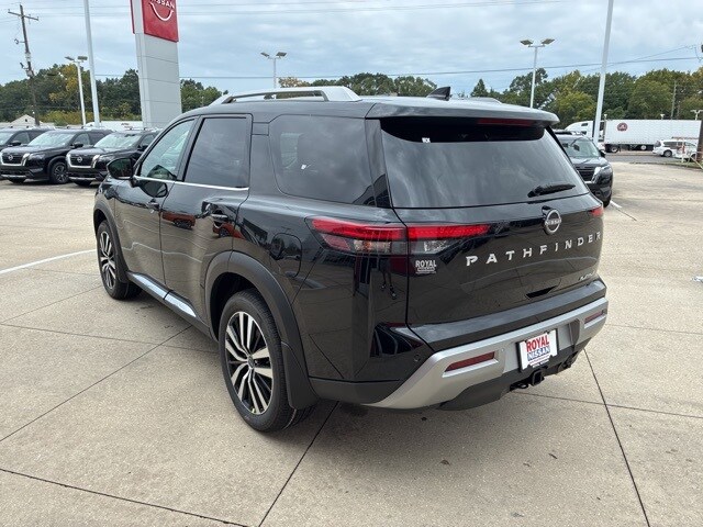 2025 Nissan Pathfinder Platinum photo 3
