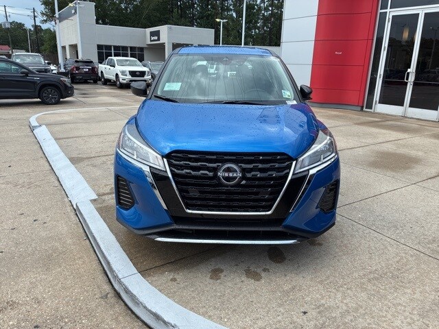 2025 Nissan Kicks Play S photo 2