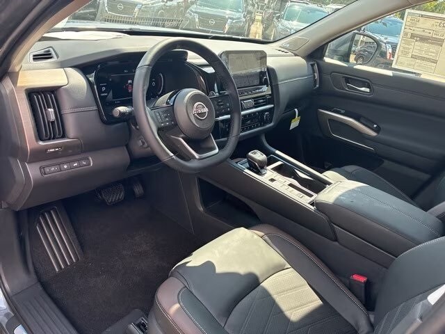 2025 Nissan Pathfinder Platinum photo 4