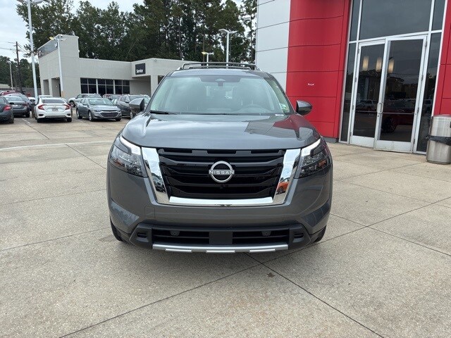 2025 Nissan Pathfinder Platinum photo 2
