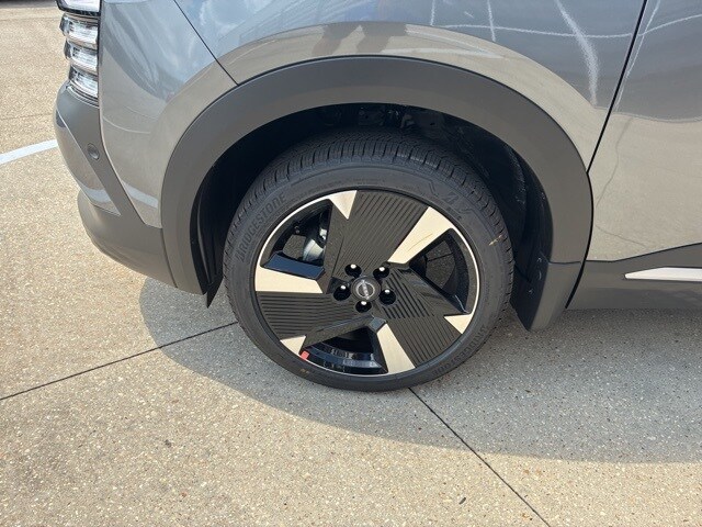 2025 Nissan Kicks SR photo 3