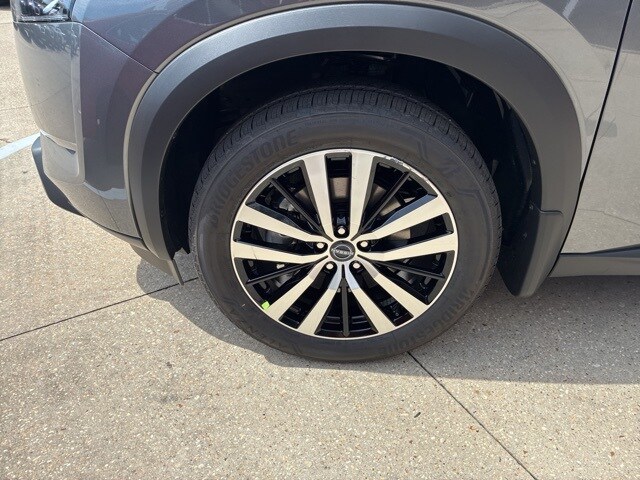 2025 Nissan Pathfinder Platinum photo 3