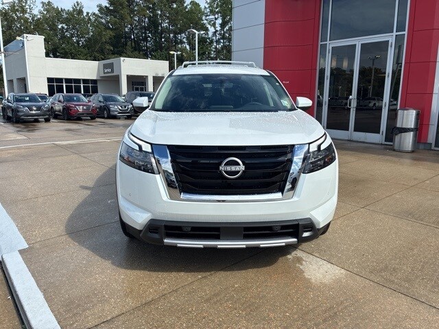 2025 Nissan Pathfinder SL photo 2