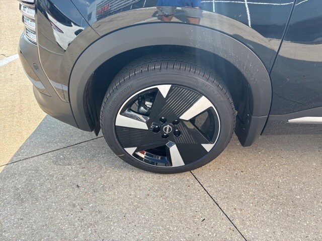 2025 Nissan Kicks SR photo 3
