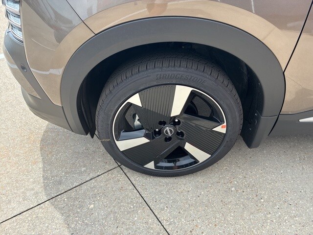 2025 Nissan Kicks SR photo 3