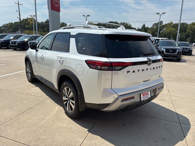 2025 Nissan Pathfinder SL photo 4
