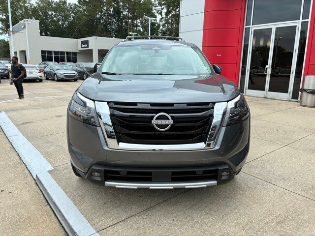 2025 Nissan Pathfinder Platinum photo 2