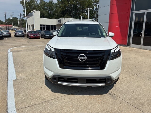 2025 Nissan Pathfinder SL photo 2