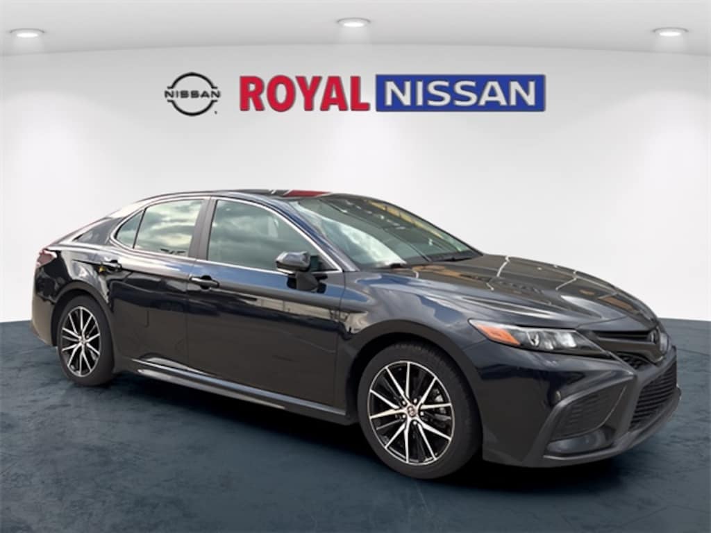 Used 2023 Toyota Camry SE Sedan