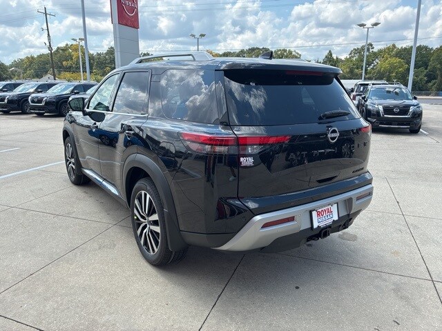 2025 Nissan Pathfinder Platinum photo 4