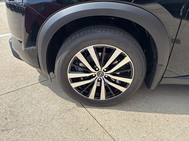 2025 Nissan Pathfinder Platinum photo 3