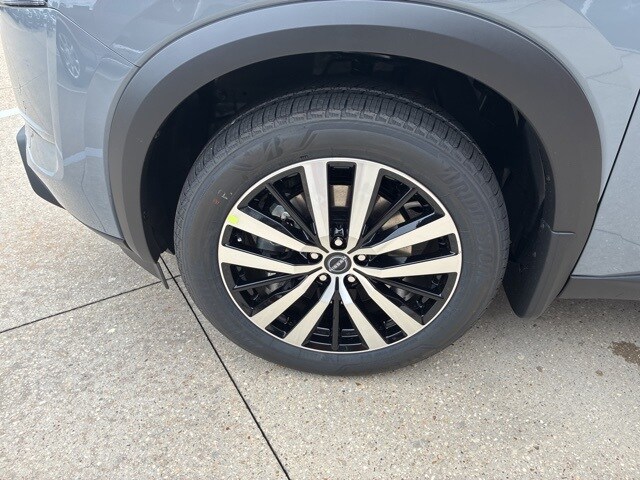 2025 Nissan Pathfinder Platinum photo 3