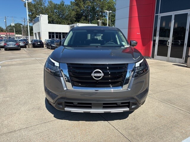 2025 Nissan Pathfinder SL photo 2