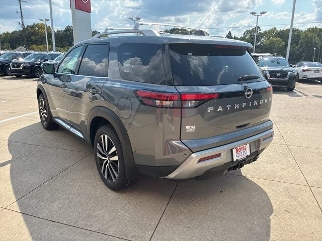 2025 Nissan Pathfinder SL photo 4