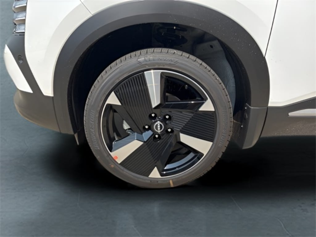 New 2025 Nissan Kicks SR SUV