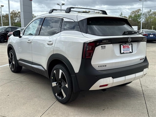 2025 Nissan Kicks SR photo 4