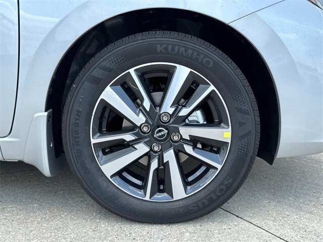 2025 Nissan Versa 1.6 SV photo 3