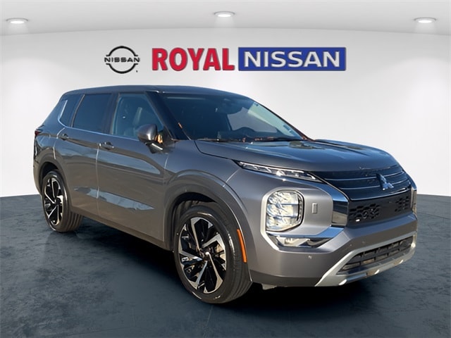 2022 Mitsubishi Outlander SE's photo