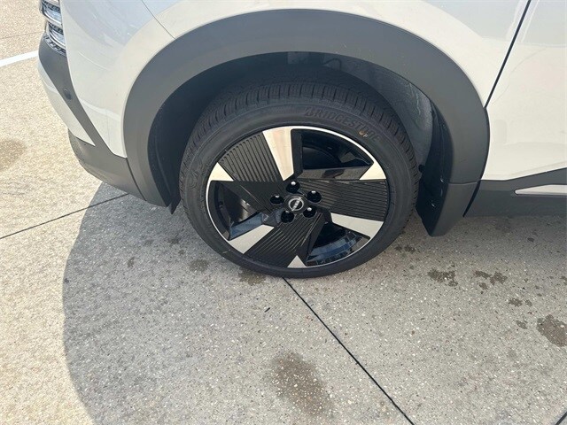 2025 Nissan Kicks SR photo 3