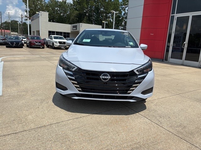 2025 Nissan Versa 1.6 SV photo 2